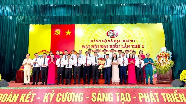 Các đại biểu chụp ảnh cùng Ban Chấp hành Đảng bộ xã Đại Hoàng, nhiệm kỳ 2025-2030.