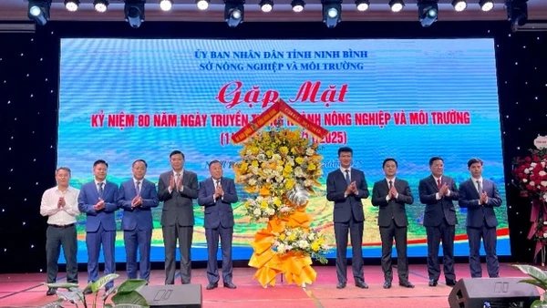 Đại diện lãnh đạo tỉnh Ninh Bình tặng hoa chúc mừng ngày truyền thống ngành Nông nghiệp và Môi trường tại chương trình.