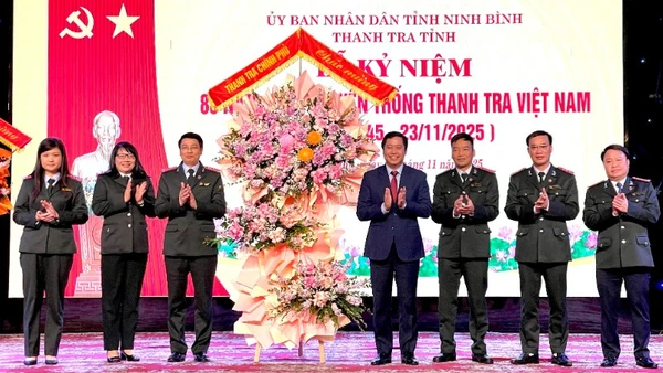 Đồng chí Dương Quốc Huy, Phó Tổng Thanh tra Chính phủ, tặng hoa chúc mừng Thanh tra tỉnh Ninh Bình.