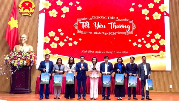 Phó Chủ tịch Quốc hội Nguyễn Thị Thanh trao 1.564 suất quà tặng các gia đình chính sách, hộ nghèo, người có hoàn cảnh khó khăn thông qua Ủy ban Mặt trận Tổ quốc tỉnh, các tổ chức chính trị-xã hội, hội đặc thù của tỉnh Ninh Bình.