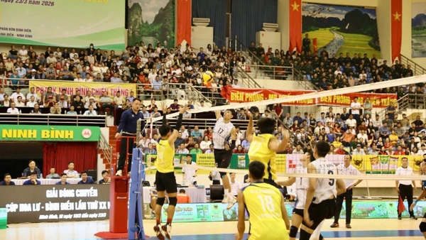 Trận đấu giữa đội bóng nam Biên Phòng-MB và LPBank Ninh Bình.