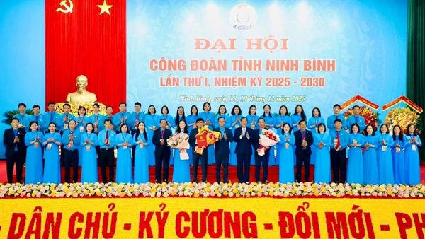 Ra mắt Ban Chấp hành Liên đoàn Lao động tỉnh Ninh Bình khóa I, nhiệm kỳ 2025-2030 tại Đại hội.