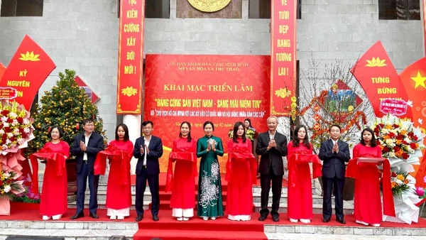 Các đại biểu cắt băng khai mạc triển lãm.