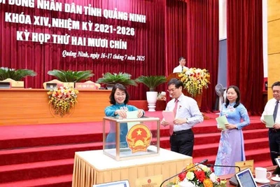 Các đại biểu Hội đồng nhân dân bỏ phiếu bầu cử chức danh Phó Chủ tịch Ủy ban nhân dân tỉnh Quảng Ninh nhiệm kỳ 2021-2016. (Ảnh: nhandan)