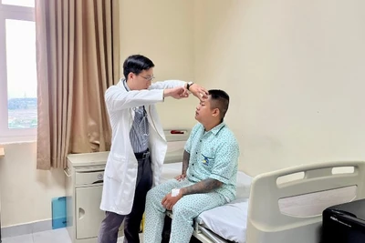 Bác sĩ tại Bệnh viện đa khoa Xuyên Á thăm khám cho anh B. sau khi bị đột quỵ.