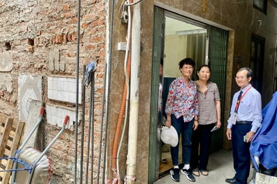 Thừa phát lại Ba Đình đi ghi nhận sự kiện hành vi để lập vi bằng. 