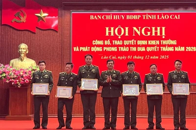 Lãnh đạo Ban Chỉ huy Bộ đội biên phòng tỉnh Lào Cai tặng danh hiệu chiến sĩ thi đua cơ sở cho các cá nhân.