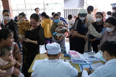 Người dân tiêm chủng tại một cơ sở y tế ở phường Cái Răng, thành phố Cần Thơ.