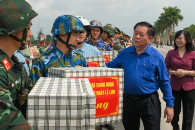 Đồng chí Nguyễn Trọng Nghĩa, Ủy viên Bộ Chính trị, Bí thư Trung ương Đảng, Trưởng Ban Tuyên giáo và Dân vận Trung ương, Phó Trưởng ban Thường trực Ban Chỉ đạo Trung ương kỷ niệm các ngày lễ lớn và sự kiện quan trọng của đất nước trong 3 năm (2023-2025) động viên các chiến sĩ tham gia diễu binh, diễu hành.