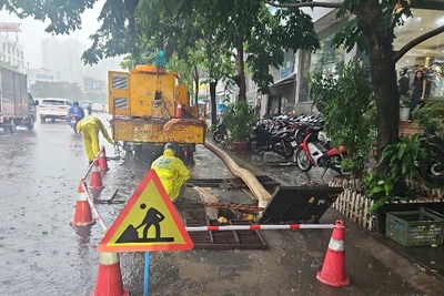 Các đơn vị sẵn sàng ứng trực để xử lý úng ngập do ảnh hưởng của siêu bão Ragasa. (Ảnh: LÊ ĐỨC)