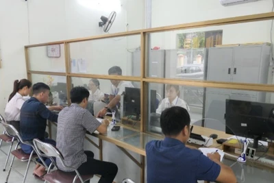 Hoạt động tại Trung tâm phục vụ hành chính công xã Ngọc Đường, tỉnh Tuyên Quang diễn ra liên tục, thông suốt.