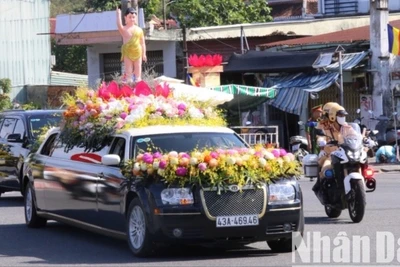 Đoàn xe cung tiễn xá lợi Đức Phật Thích Ca Mâu Ni rời chùa Quán Thế Âm ra Sân bay quốc tế Đà Nẵng, chiều 2/6. (Ảnh: ANH ĐÀO)