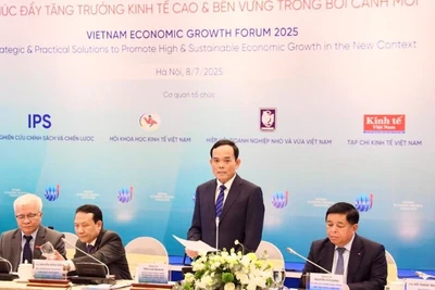 Đồng chí Trần Lưu Quang phát biểu tại diễn đàn.