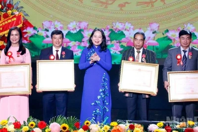 Phó Chủ tịch nước Võ Thị Ánh Xuân trao Huân chương Lao động hạng Nhất, Nhì, Ba tặng các cá nhân.