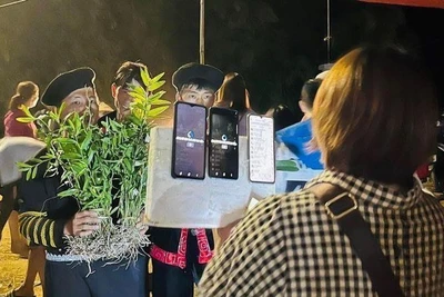 Người vùng cao Tủa Chùa bán hàng bằng cách livestream trên điện thoại thông minh.