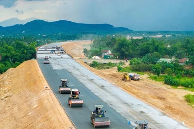 Nhà thầu Tập đoàn Đèo Cả thảm bê-tông nhựa mặt đường dự án Quảng Ngãi-Hoài Nhơn. (Ảnh: TUẤN LINH)