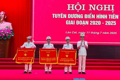 Thiếu tướng Cao Minh Huyền, Giám đốc Công an tỉnh Lào Cai trao cờ thi đua của Chính phủ cho các tập thể. (Ảnh: THANH SƠN)