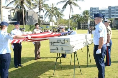 Lễ trao trả hài cốt quân nhân Hoa Kỳ mất tích trong chiến tranh ở Việt Nam, diễn ra tại Đà Nẵng.