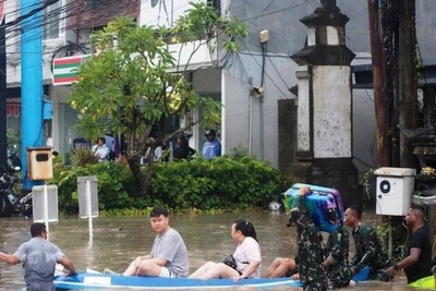 Đường phố bị ngập lụt ở Bali, Indonesia. 