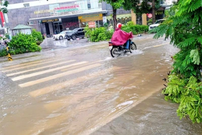 Nhiều tuyến đường bị ngập cục bộ do ảnh hưởng của bão số 11. (Ảnh: VĂN THỊNH)