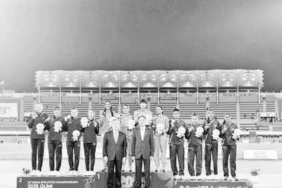 Đội tuyển nữ điền kinh Việt Nam (bên trái) vừa đoạt Huy chương bạc châu Á chạy tiếp sức 4x400m nữ.