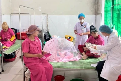 Cán bộ y tế chăm sóc sức khỏe cho bà mẹ-trẻ em tại Trung tâm Kiểm soát bệnh tật thành phố Huế. (Ảnh: THÁI SƠN)