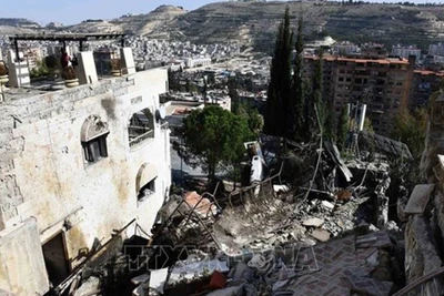 Hiện trường cuộc không kích của Israel xuống Damascus, Syria. (Ảnh: THX/TTXVN) 
