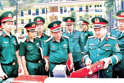 Lãnh đạo Quân khu 7 kiểm tra vật tư công tác Đảng, công tác chính trị chuẩn bị huấn luyện năm 2025 tại Trường Quân sự Quân khu 7.