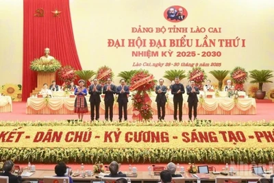 Đồng chí Lê Hoài Trung, thay mặt Bộ Chính trị tặng hoa chúc mừng Đại hội. (Ảnh: BÙI CÔNG HẢI)