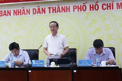 Phó Chủ tịch Ủy ban nhân dân Thành phố Hồ Chí Minh Bùi Minh Thạnh phát biểu tại cuộc họp.