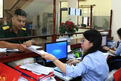 Người dân thực hiện giao dịch tại Kho bạc Nhà nước.