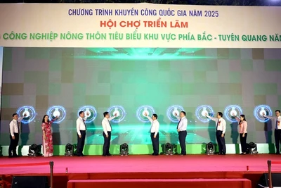 Các đại biểu ấn nút khai mạc hội chợ.