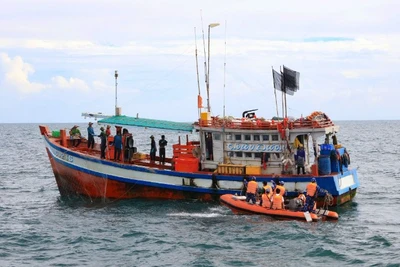 Cảnh sát biển Việt Nam tiếp cận kiểm tra tàu cá trên vùng biển giáp ranh Việt Nam-Thái Lan.