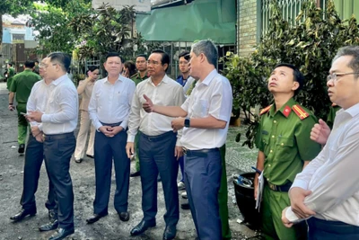 Chủ tịch Ủy ban nhân dân Thành phố Hồ Chí Minh Nguyễn Văn Được đến hiện trường vụ cháy.