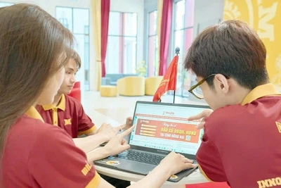 Sinh viên Đại học Quốc gia Hà Nội theo dõi thông tin về bầu cử trên các nền tảng số.