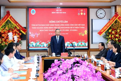 Tổng Bí thư Tô Lâm phát biểu chúc mừng ngành y tế và tập thể cán bộ, y bác sĩ, nhân viên Bệnh viện Hữu Nghị nhân dịp kỷ niệm 71 năm Ngày Thầy thuốc Việt Nam (27/2/1955-27/2/2026). (Ảnh: ĐĂNG KHOA)
