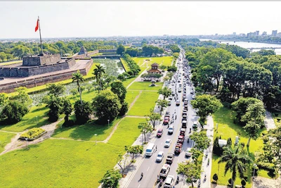 Trục đường Lê Duẩn trước Kỳ đài Huế.