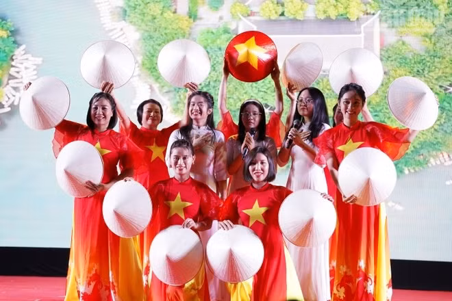 Tiết mục văn nghệ trong chương trình gặp gỡ “Xuân Quê hương 2026” do Đại sứ quán Việt Nam tại Campuchia tổ chức. (Ảnh: ĐINH TRƯỜNG)
