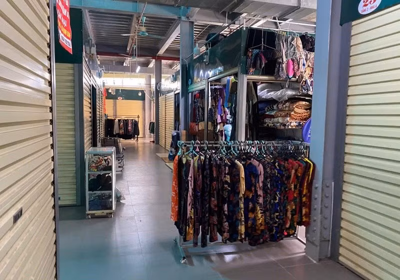 Tại một số chợ truyền thống ở Hà Nội, nhiều tiểu thương đã đóng cửa hàng ngừng kinh doanh.