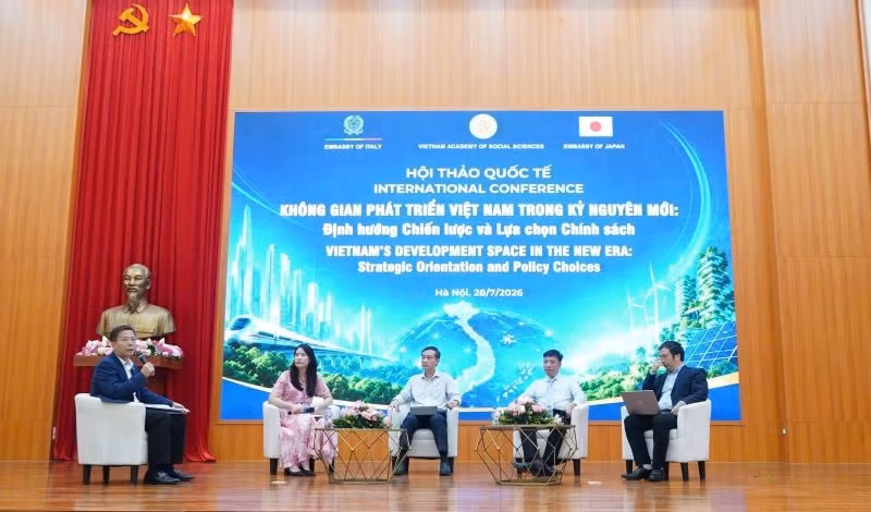 tien-si-nguyen-dinh-chuc-dieu-hanh-phien-ban-tron-thao-luan-tai-hoi-thao-quoc-te1.jpg