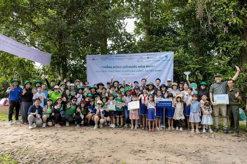 Cùng nhau trồng cây xanh bảo vệ môi trường. z6672427154229-5f91ce4dffa963de9393d3e1c7929693.jpg
