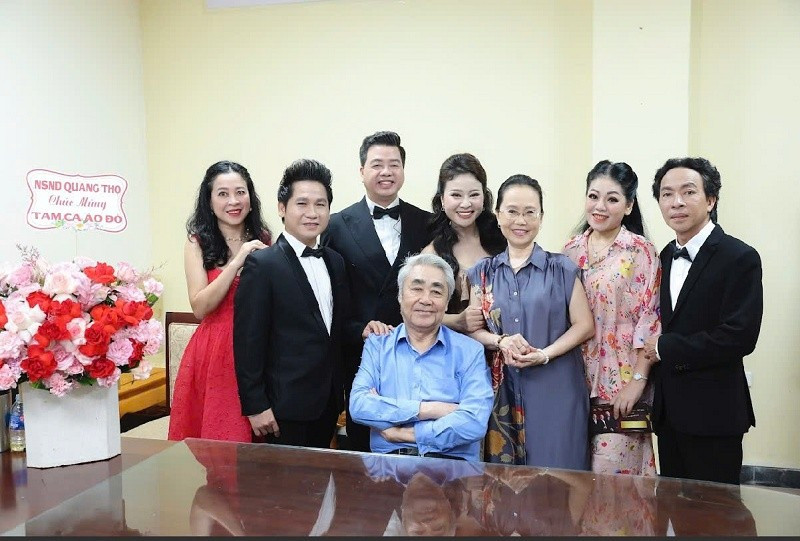 Việt Hoàn - Trọng Tấn - Đăng Dương cùng ca sĩ khách mời và những người thân chụp ảnh lưu niệm với NSND Quang Thọ – người thầy đã kết nối họ thành nhóm tam ca hơn 20 năm trước, trong một chương trình do Nhạc viện Hà Nội (nay là Học viện Âm nhạc Quốc gia Việt Nam) tổ chức. 71.jpg