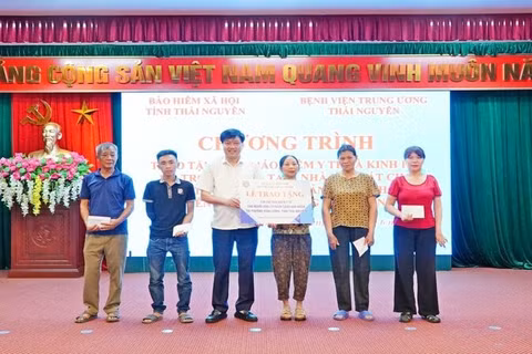 Lãnh đạo Bảo hiểm xã hội tỉnh Thái Nguyên trao thẻ bảo hiểm y tế cho người dân có hoàn cảnh khó khăn ở phường Sông Công.