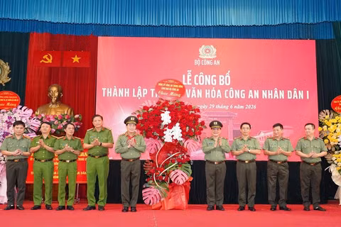 Lãnh đạo Bộ Công an tặng hoa chúc mừng nhà trường.