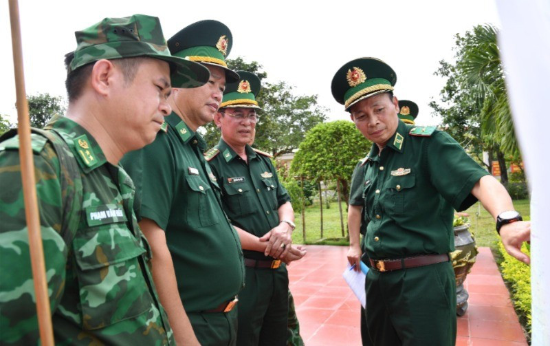 Thiếu tướng Hoàng Hữu Chiến và đoàn công tác kiểm tra công tác sẵn sàng chiến đấu tại Đồn Biên phòng Cửa khẩu Đắk Ruê. img-0762-7535.jpg