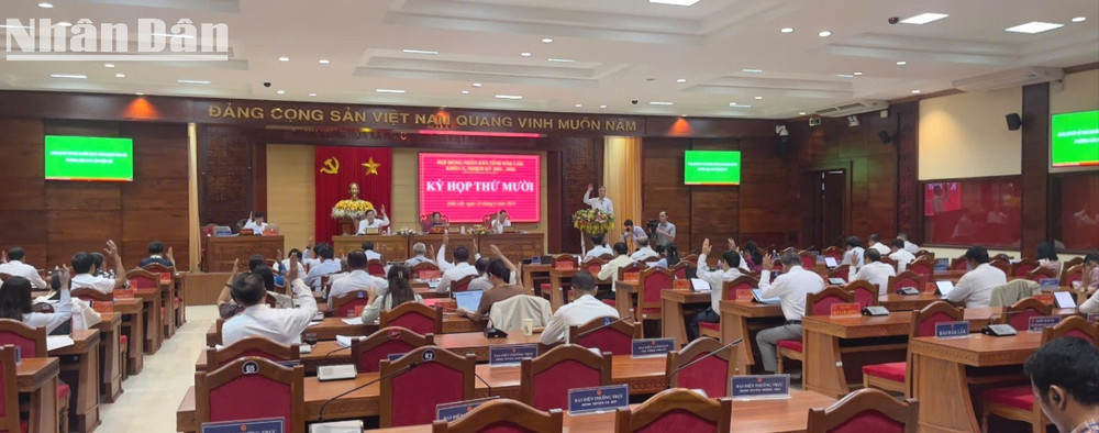 Các đại biểu biểu quyết thông nghị nghị quyết kỳ họp. img-0505-4853.jpg