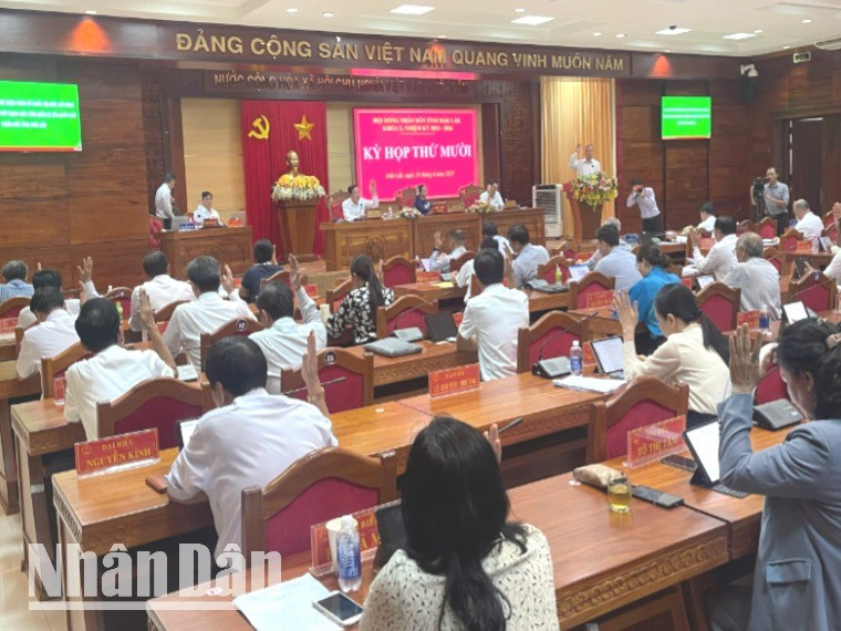 Các đại biểu Hội đồng nhân dân tỉnh Đắk Lắk biểu quyết thông qua nghị quyết.