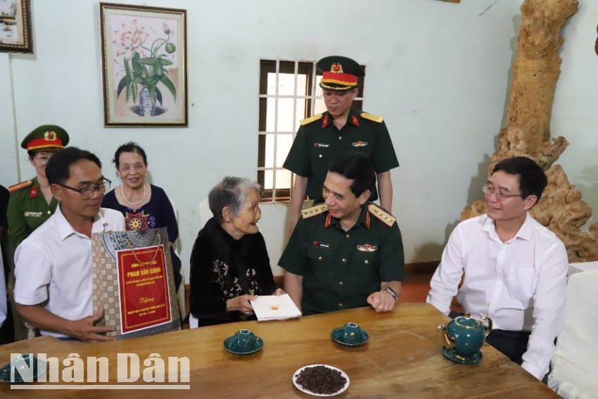 Đại tướng Phan Văn Giang thăm, tặng quà Bà mẹ Việt Nam Anh hùng Nguyễn Thị Toàn, 93 tuổi, trú phường Tân Lập, tỉnh Đắk Lắk. 