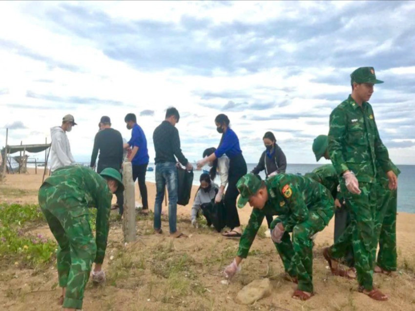 Cán bộ, chiến sĩ Biên phòng và đoàn viên, thanh niên cùng đông đảo nhân dân xã Hòa Xuân tham gia dọn dẹp, vệ sinh môi trường bờ biển. img-0774-4429.jpg