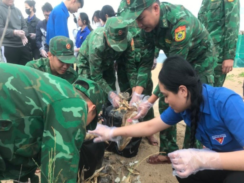 Cán bộ, chiến sĩ Đồn Biên phòng Hoà Hiệp Nam cùng đoàn viên, thanh niên địa phương tham gia dọn vệ sinh 3 km đường bờ biển. img-0775-5117.jpg